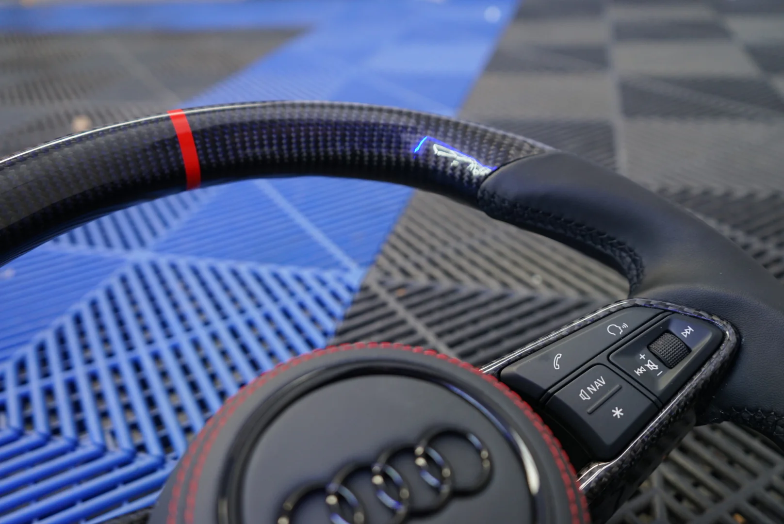 Audi TT MK3 Carbon Fibre Steering Wheel - SWAUTT1 - Image 3