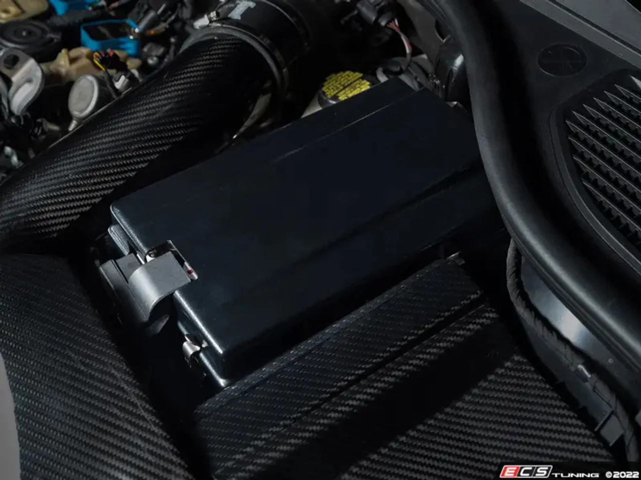 ECS Tuning Matte Black / Carbon Fibre Battery Cover Kit - MK8 GTI / Golf R - Image 5