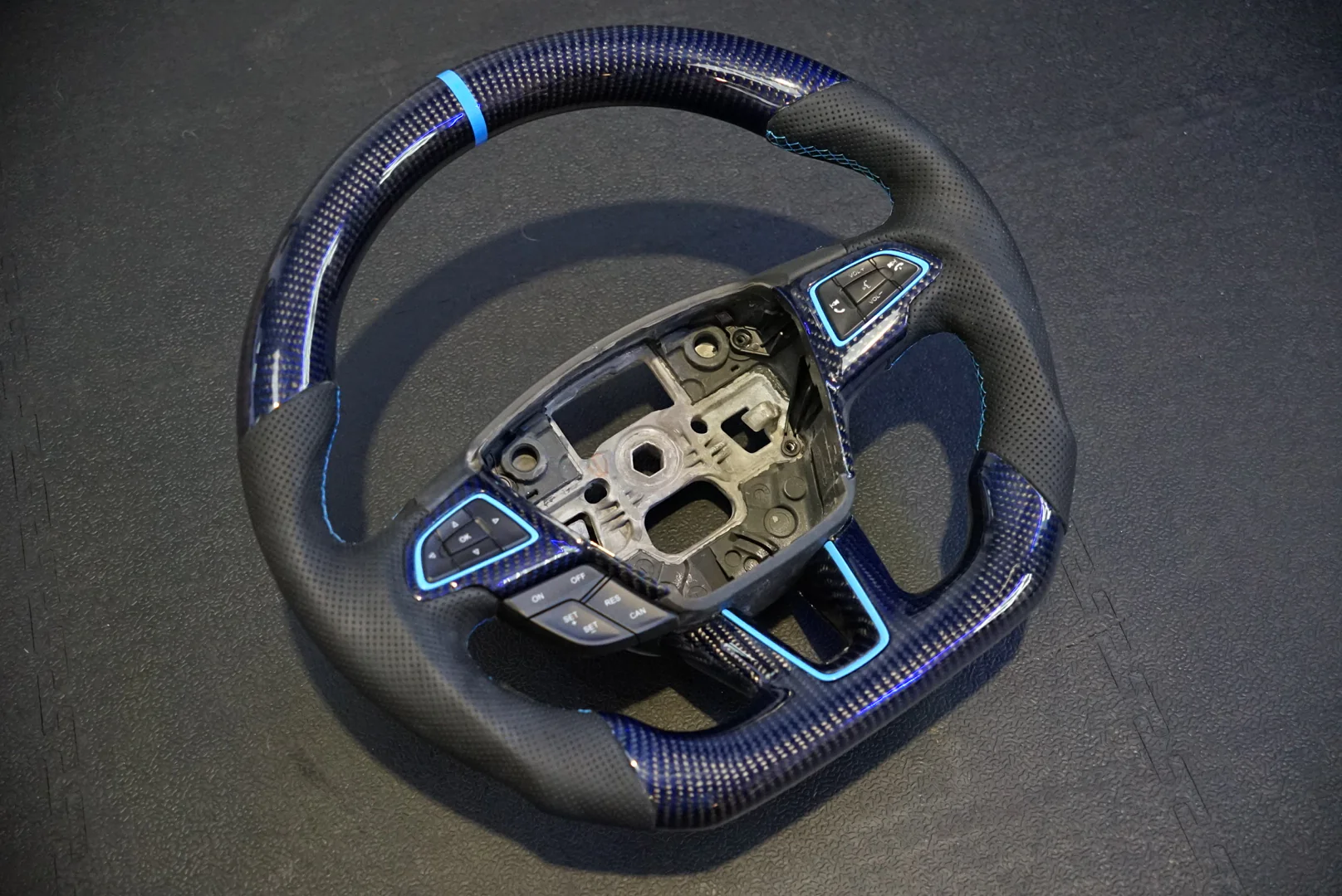 Ford Focus MK3/3.5 Carbon Fibre Steering Wheel 2011 - 2018 - SWFOCMKIII5 - Image 2