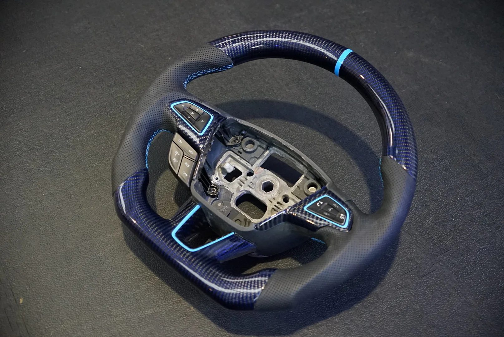 Ford Focus MK3/3.5 Carbon Fibre Steering Wheel 2011 - 2018 - SWFOCMKIII5 - Image 3