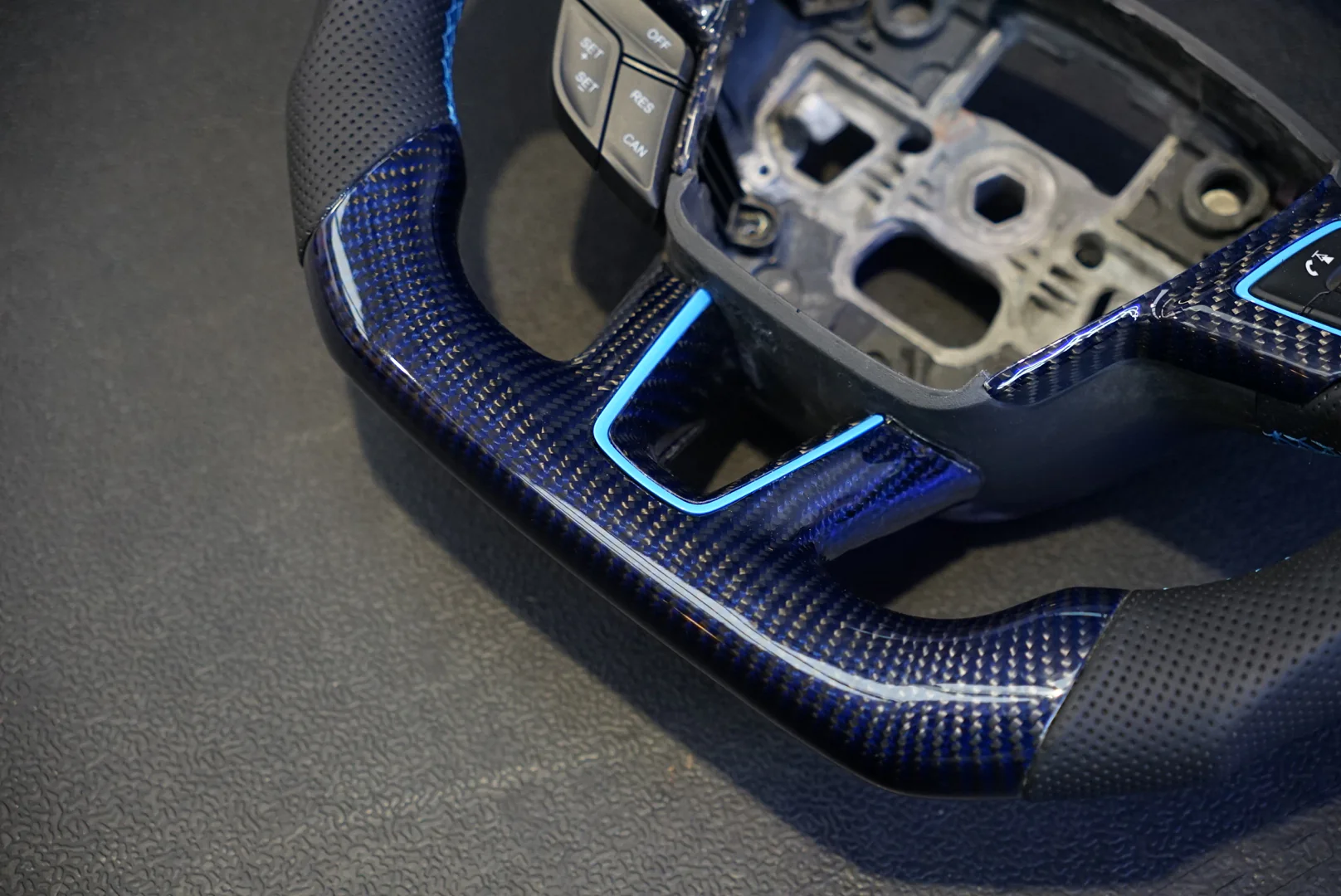 Ford Focus MK3/3.5 Carbon Fibre Steering Wheel 2011 - 2018 - SWFOCMKIII5 - Image 4
