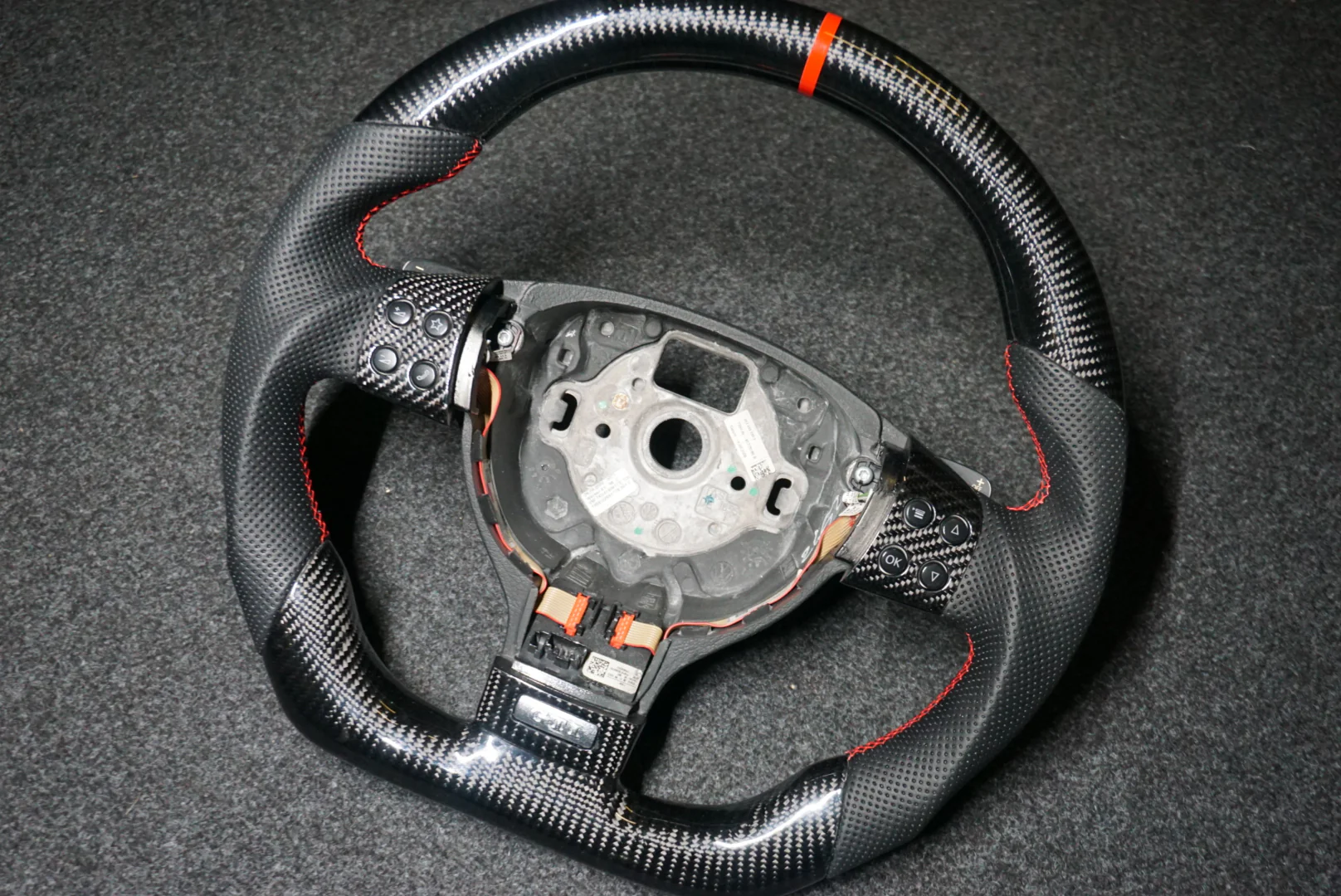 Volkswagen Golf MK5 Base / GTI Custom Carbon Fibre Steering Wheel (2003 - 2008) - Image 2