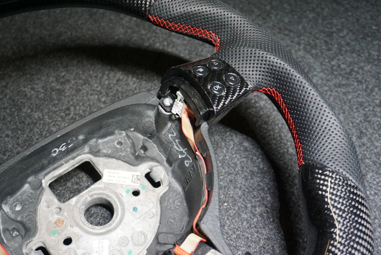 Volkswagen Golf MK5 Base / GTI Custom Carbon Fibre Steering Wheel (2003 - 2008) - Image 3
