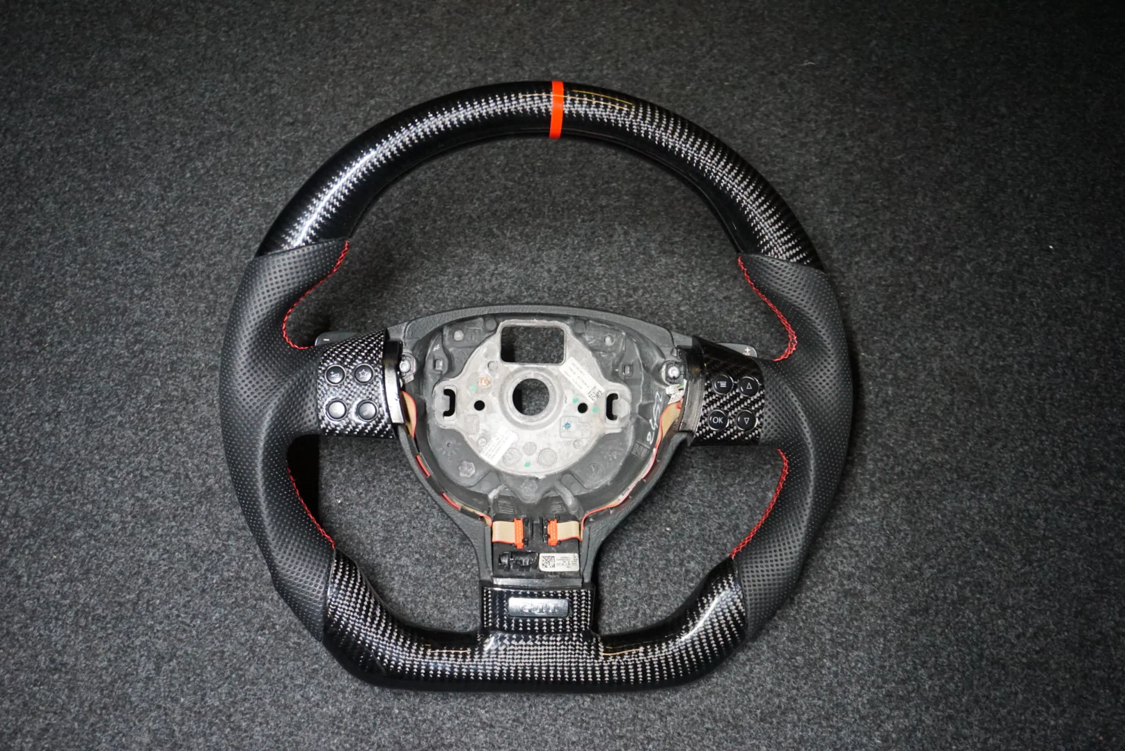 Volkswagen Golf MK5 Base / GTI Custom Carbon Fibre Steering Wheel (2003 - 2008) - Image 4